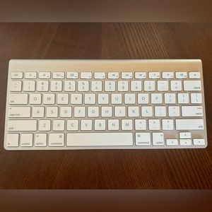 APPLE WIRELESS KEYBOARD